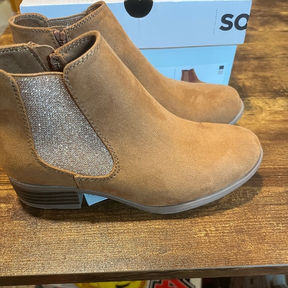 Girls size 13, tan boots - Picture 1 of 3